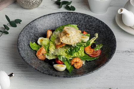 Салат Цезарь с креветками