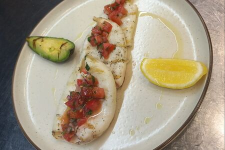 Командорский кальмар на гриле, томатная сальса, авокадо на гриле