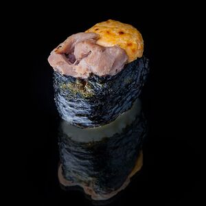 Запеченный гункан с тунцом