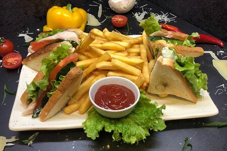 Закуска №279 Сэндвич Цезарь с картофелем фри и соусом на выбор