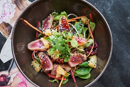 Салат с опаленным тунцом и ананасами