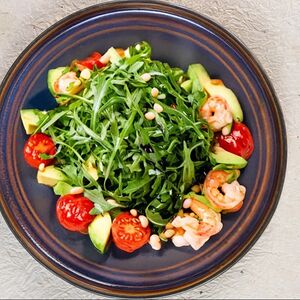 Салат из рукколы с креветками и авокадо
