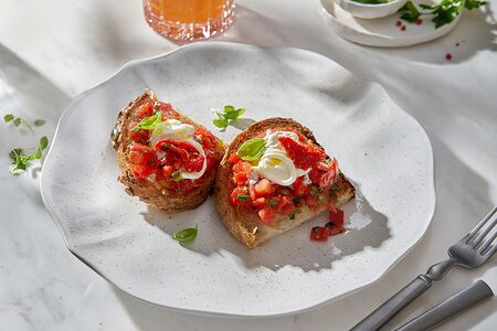 Брускетта с томатами и страчателлой