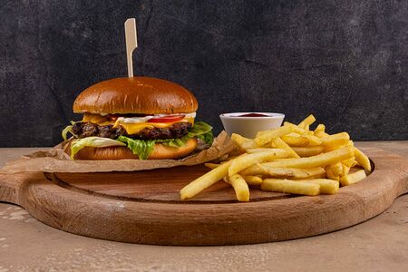 Биф-бургер с фри и кетчупом 