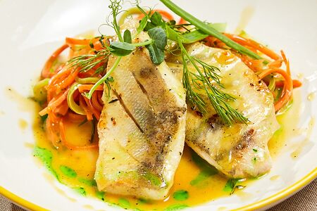 Судак с овощными спагетти и соусом