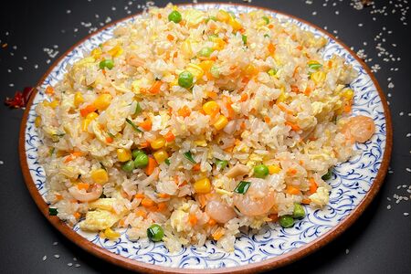 Рис жареный с овощами и морепродуктами
