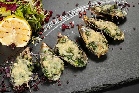 Мидии со шпинатом