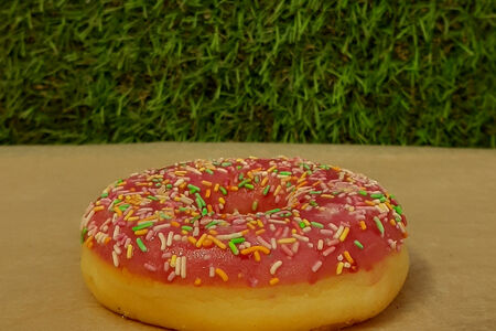 Пончик клубничный