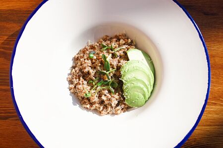 Гречневая каша с авокадо и пармезаном