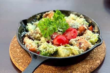 Сковородочка с лососем и овощами