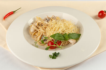 Сливочная паста с курицей и грибами