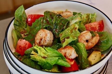 Салат с креветками, авокадо и киноа