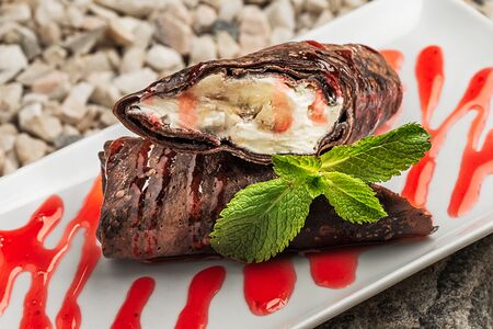 Шоколадные блинчики со сливочно-творожным кремом