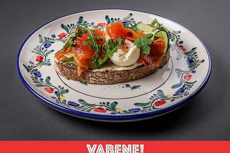 Брускетта с лососем и огурцом