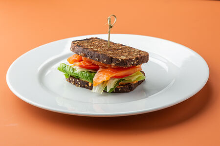 Сэндвич с лососем домашнего посола