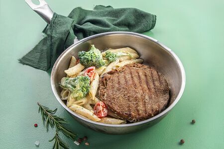 Бифштекс из индейки с гарниром