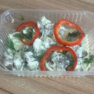 Куриная печень с овощами, тушённая со сметаной