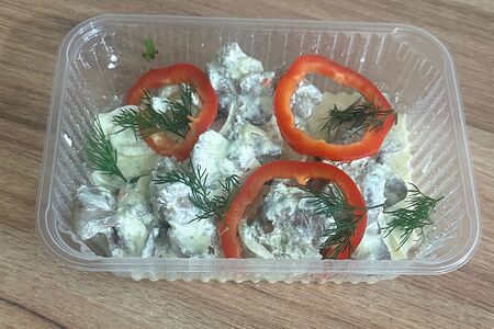 Куриная печень с овощами, тушённая со сметаной