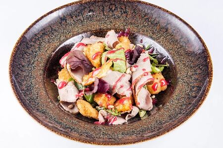 Салат с уткой, апельсином и жареным камамбером