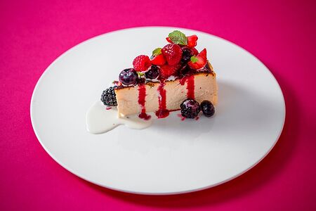 Баскский чизкейк со свежими ягодами