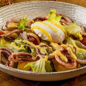 Салат с щупальцами кальмара