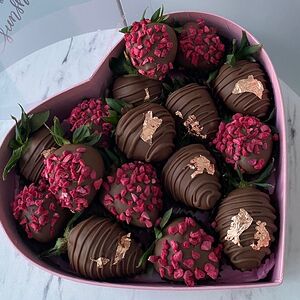 Сердце из клубники в молочном шоколаде 