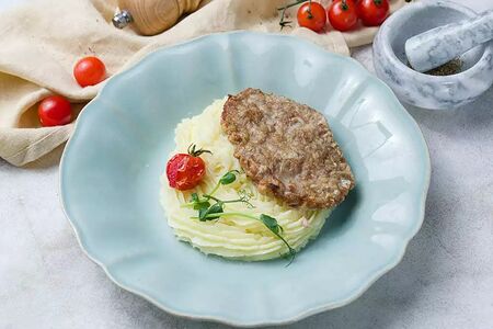 Фирменная котлета из трех видов мяса с картофельным пюре, соусами тартар и сальса