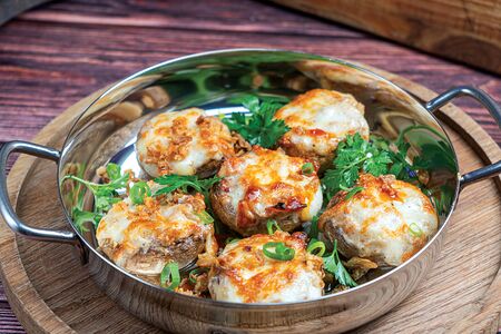 Шляпки шампиньонов, фаршированные беконом и томатами