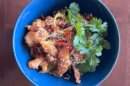 Соба с курицей в соусе терияки