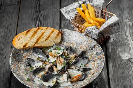 Кастрюлька черноморских мидий с сырным соусом и чиабаттой