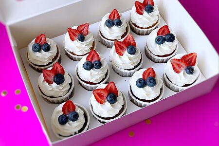 Капкейки белые с клубникой и голубикой