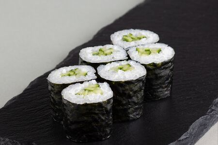 Ролл классика с огурцом