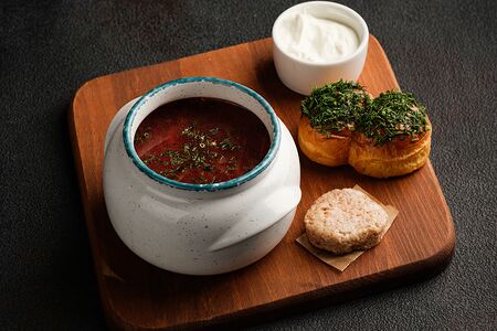 Борщ с мясом, сметаной и пампушками