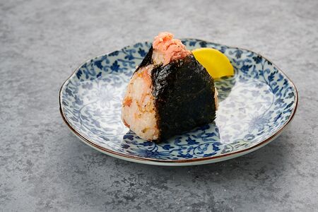 Онигири с лососем гриль