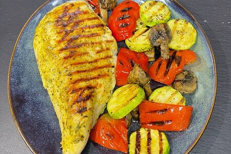 Стейк из куриного филе с овощами гриль