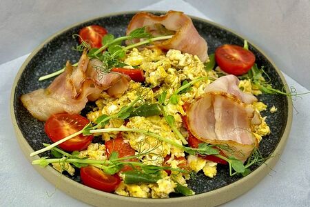 Скэмбл с беконом и овощами 