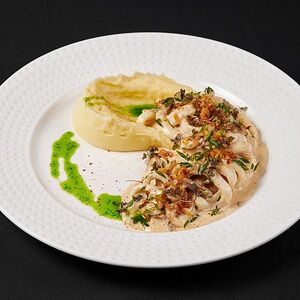 Кальмар по-строгановски с пюре