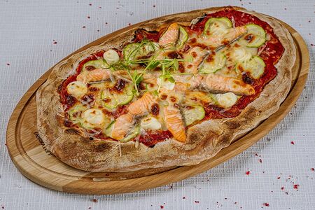 Пиццета с лососем, цукини и творожным сыром