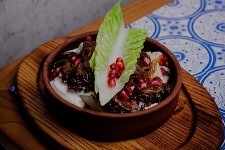 Жареная говядина с мацони и домашней лапшой