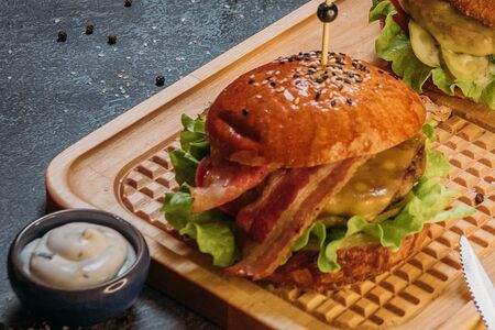 Бургер с котлетой из телятины и беконом