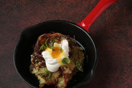 Оладьи из цукини со сметаной и щучьей икрой