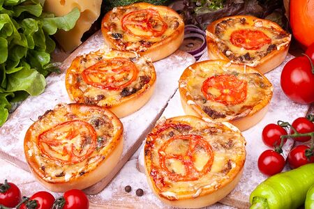 Пицца Болонез - говядина, сыр, помидор