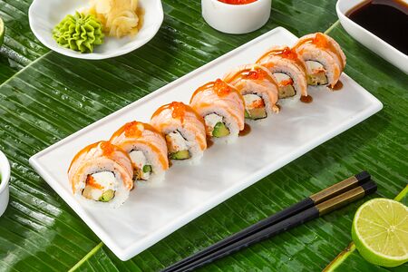 Ролл с обожженным лососем 