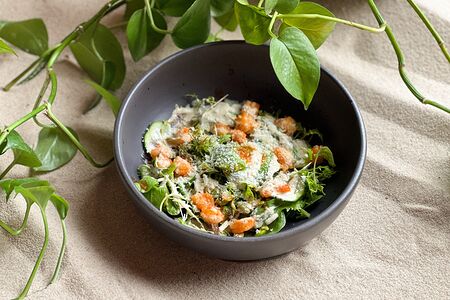 Зеленый салат с креветками