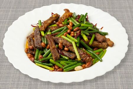 Говядина со стрелками чеснока