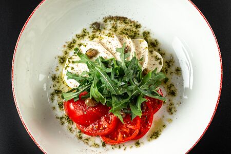 Капрезе с руколой и соусом песто