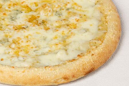 Четыре сыра на пышном тесте