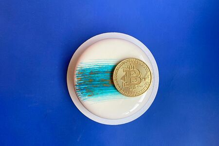 Муссовый торт с биткоином из шоколада