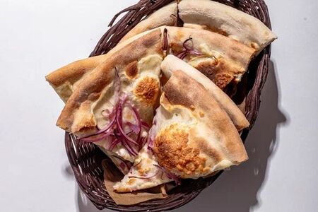 С луком и моцареллой