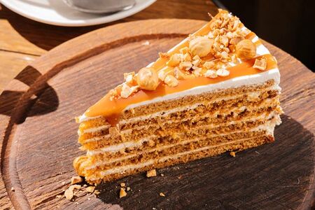 Медовик с соленой карамелью и фундуком